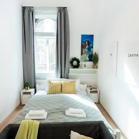 Cosy And Central With 4 Bedrooms And A/c Apartment *