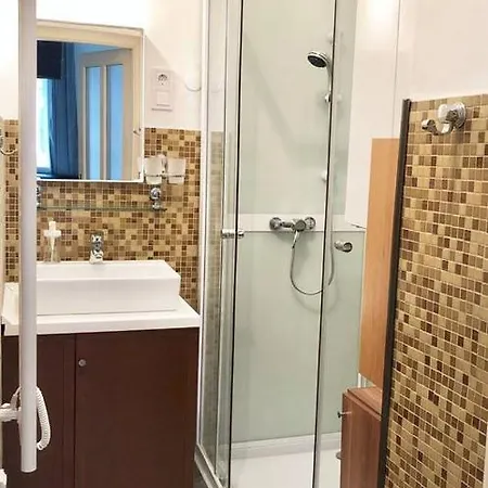 Apartment Cosy And Central With 4 Bedrooms And A/c *