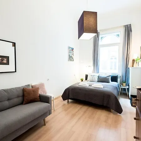 Cosy And Central With 4 Bedrooms And A/c Apartment