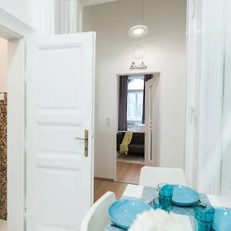 Cosy And Central With 4 Bedrooms And A/c Apartment *