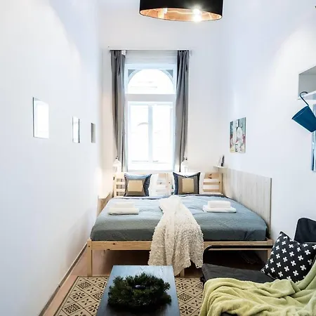 Cosy And Central With 4 Bedrooms And A/c Apartment